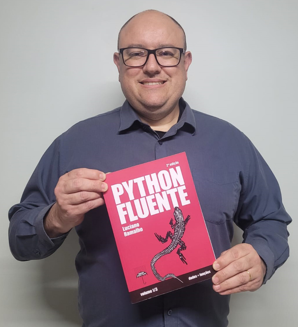 Augusto Viana segurando o livro Python Fluente, prêmio do primeiro sorteio do Clube Codaqui